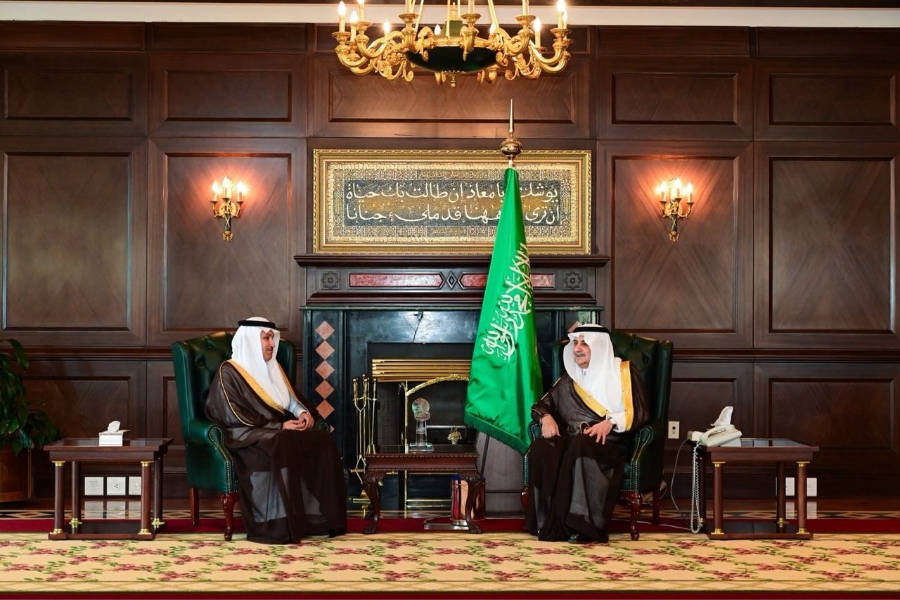استقبل صاحب السمو الملكي الأمير فهد بن سلطان بن عبدالعزيز أمير منطقة تبوك في مكتبه بالإمارة اليوم، معالي وزير النقل والخدمات اللوجستية المهندس صالح بن ناصر الجاسر، يرافقه قيادات منظومة النقل والخدمات اللوجستية