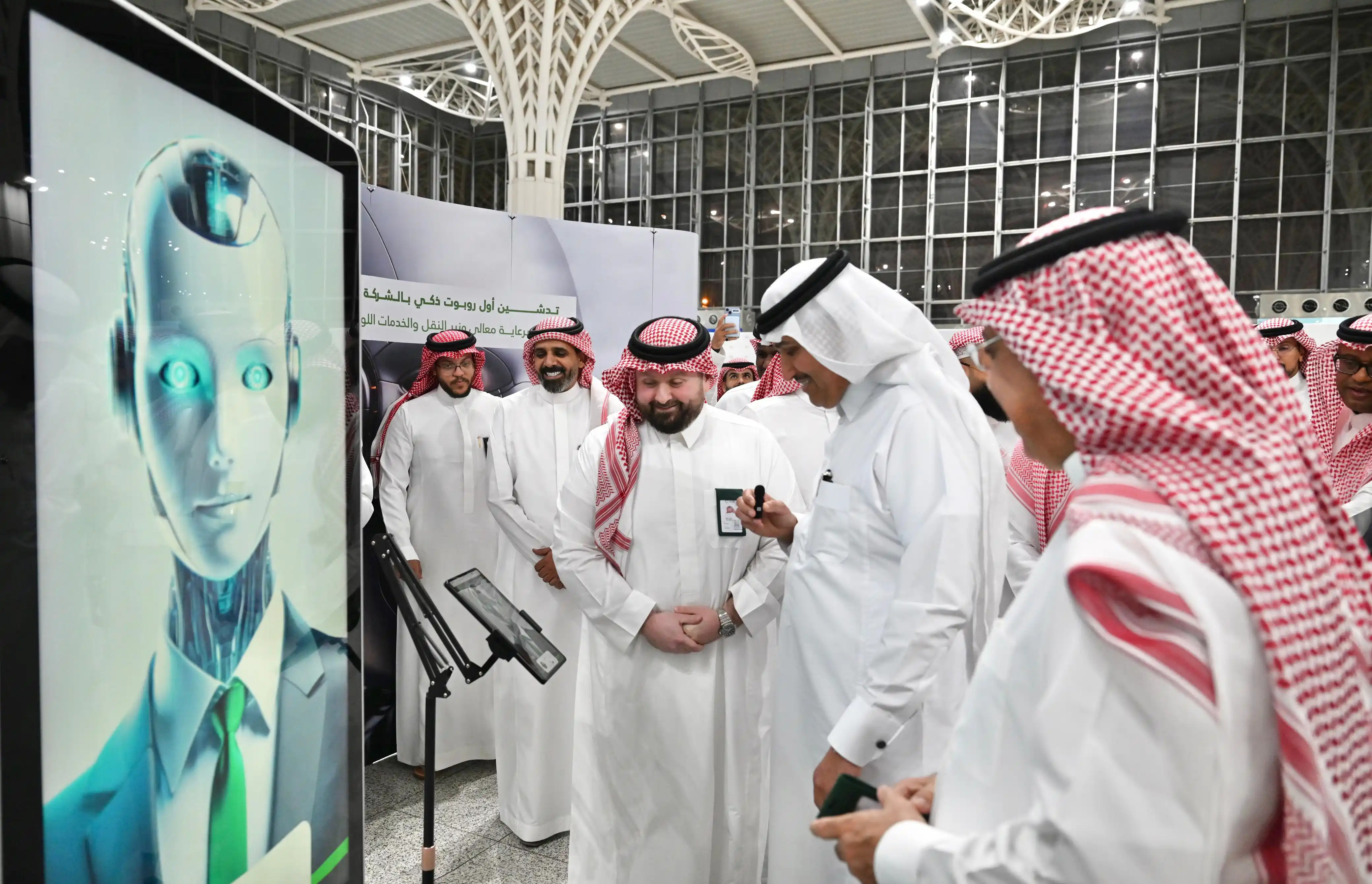 وزير النقل يدشّن "أول موظف رقمي" بالشركة السعودية للخدمات الأرضية